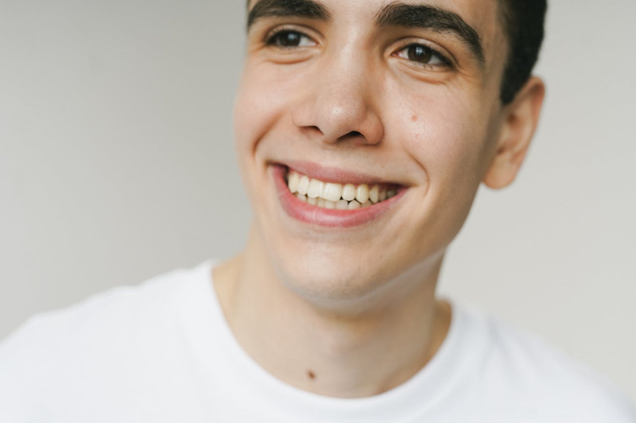 homem sorrindo