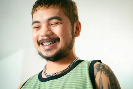 homem com aparelho sorrindo